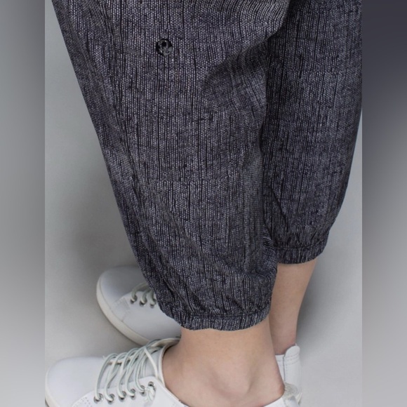 Lululemon Rollin' With My Omies Pant- Burlap Texture Black Dune/ Size 4 (FLAWED) - Picture 5 of 13